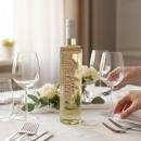 Flaschenanhänger aus Birkenholz mit gelasertem Hochzeitsspruch, dekorativ an einer Weinflasche befestigt.